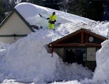La nieve acumulada rebasó las ventanas del primer nivel de muchas viviendas. AP