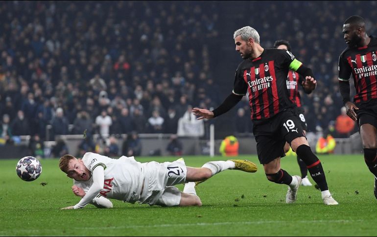 El cuadro rossonero hizo un impecable trabajo defensivo para eliminar al Tottenham. EFE/A. Rain