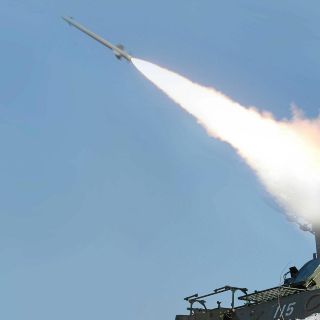 Corea del Norte lanza un misil balístico hacia el mar, reporta Seúl