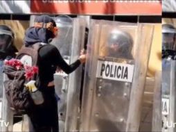 Fue mediante TikTok que se viralizó el momento en que una mujer le da flores a las policías, seguido de un beso en la mano. ESPECIAL