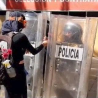 Con flor y beso en la mano, feminista agradece a policías en marcha (VIDEO)