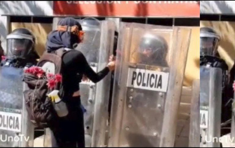 Fue mediante TikTok que se viralizó el momento en que una mujer le da flores a las policías, seguido de un beso en la mano. ESPECIAL