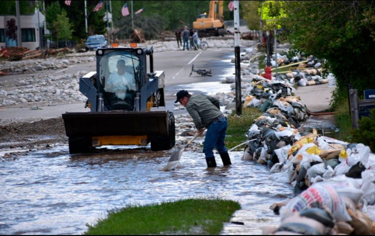 Eesidentes de Red Lodge, Montana, limpian lodo, agua y escombros tras una de las multiples inundaciones causadas por 