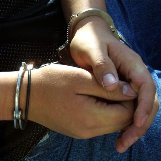 Vinculan a profesor por abuso a menores