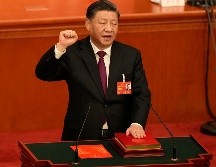 Xi Jinping presta juramento después de ser elegido por unanimidad como presidente durante una sesión de la Asamblea Popular Nacional de China en el Gran Salón del Pueblo en Beijing. AP/M. Schiefelbein
