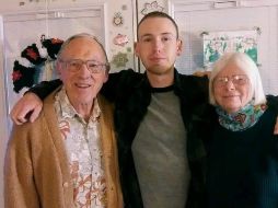 Jerry Jouret (izquierda) con su esposa Sharon (derecha) y su nieto Christian (centro). CHRISTIAN JOURET