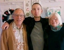 Jerry Jouret (izquierda) con su esposa Sharon (derecha) y su nieto Christian (centro). CHRISTIAN JOURET