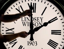 Un sondeo halló que sólo el 25% de los encuestados estaba a favor del cambio de horario en EU, con una ligera tendencia inclinada a favor de la hora estándar. AP/ARCHIVO