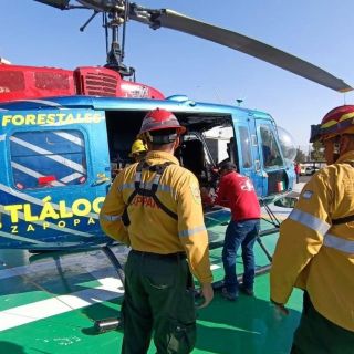 Combaten con helicóptero incendio forestal en Palo Gordo, en Zapopan