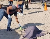 El conductor de la camioneta no vio a los jóvenes en la playa. ESPECIAL