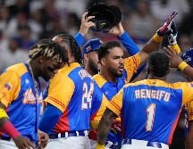 Anthony Santander es felicitado después de pegar un jonrón en el segundo inning. AP/W. Lee