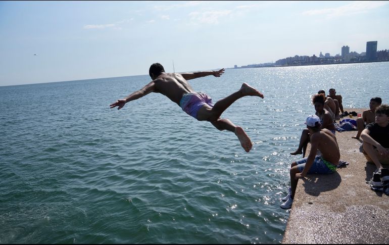 Recomiendan tomar precauciones al calor, sobre todo de 11 de la mañana a tres de la tarde que es cuando el índice UV es más alto. XINHUA/N. Celaya
