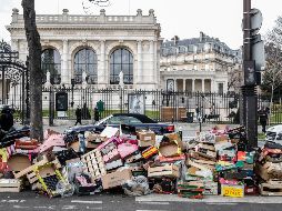 Basura no recolectada se acumula en París y otras ciudades como resultado de una huelga de los trabajadores de limpia que se oponen a la legislación. EFE/T. Suárez