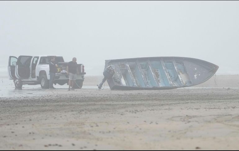 Las tareas de búsqueda se alargaron durante toda la noche debido al mal clima en las costas californianas, cubiertas de una capa de niebla. AP / G. Bull