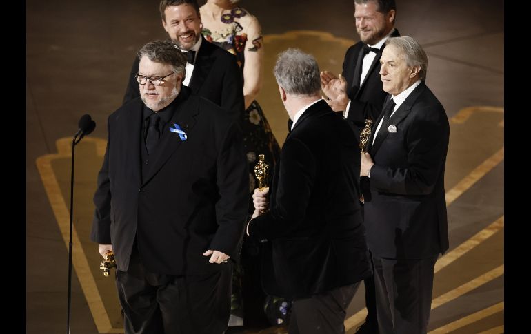 El director tapatío Guillermo del Toro y su equipo de la película 