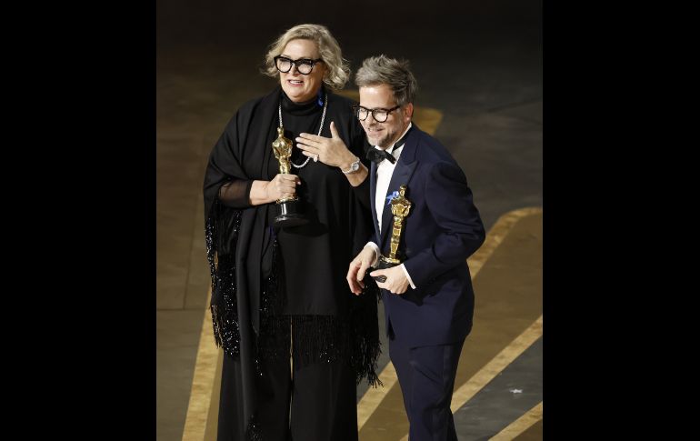 Ernestine Hipper y Christian M. Goldbeck después de ganar el Oscar al Mejor Diseño de Producción por 'All Quiet on the Western . EFE