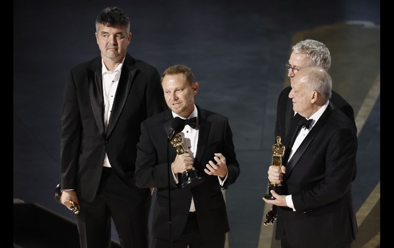 Eric Saindon, Richard Baneham, Daniel Barrett y Joe Letteri tras ganar el Oscar a los mejores efectos visuales por 'Avatar; The way of Water' . EFE