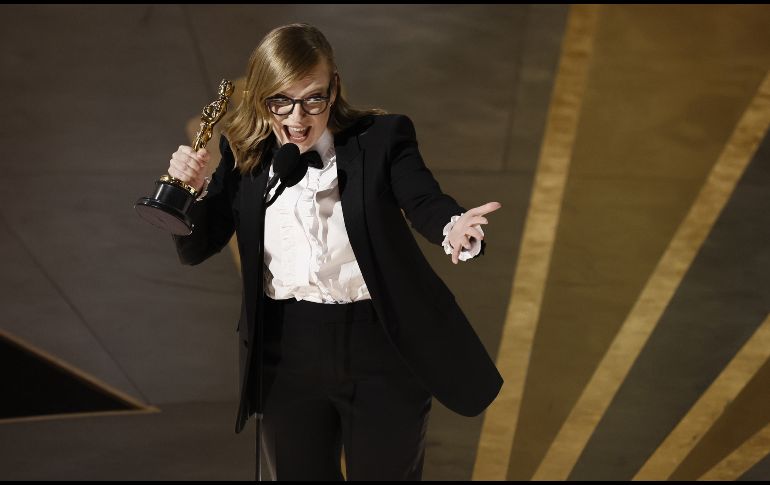 Sarah Polley después de ganar el Oscar al Mejor Guión Adaptado por 'Ellas hablan'. EFE