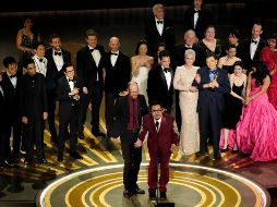 Daniel Scheinert Y Daniel Kwan y su equipo recibiendo el Oscar por la película Todo en todas partes al mismo tiempo. AP