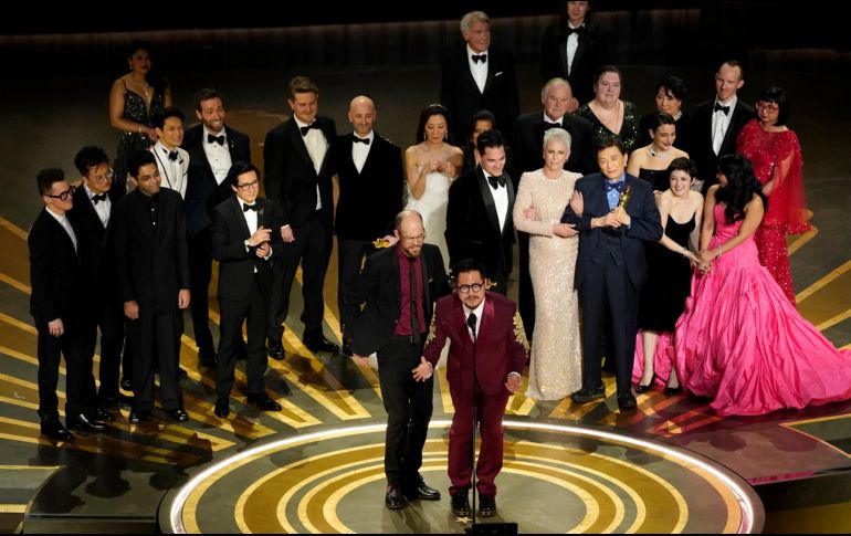 Daniel Scheinert Y Daniel Kwan y su equipo recibiendo el Oscar por la película Todo en todas partes al mismo tiempo. AP
