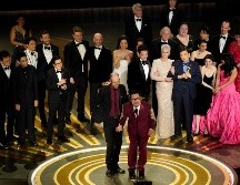 Daniel Scheinert Y Daniel Kwan y su equipo recibiendo el Oscar por la película Todo en todas partes al mismo tiempo. AP