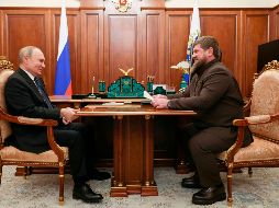 El presidente ruso, Vladimir Putin, escucha al líder regional de Chechenia, Ramzan Kadyrov, durante su reunión en el Kremlin en Moscú, Rusia. AP/M. Klimentyev