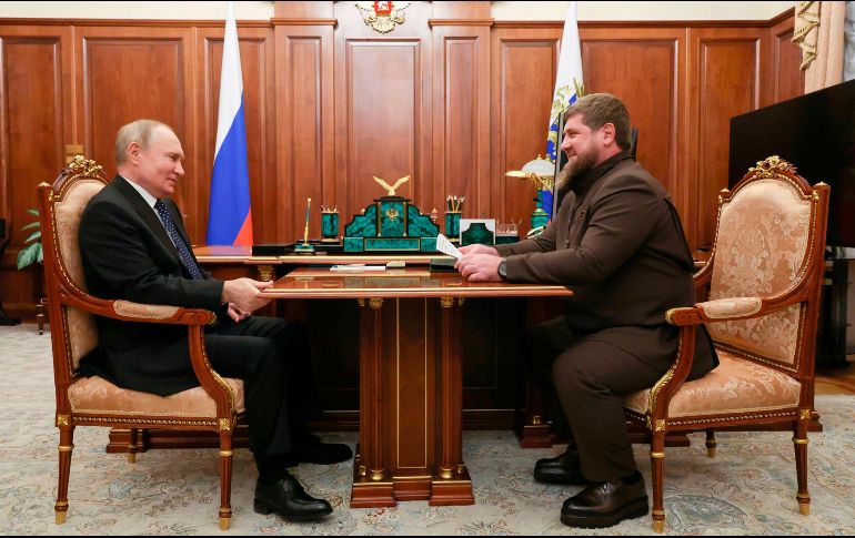 El presidente ruso, Vladimir Putin, escucha al líder regional de Chechenia, Ramzan Kadyrov, durante su reunión en el Kremlin en Moscú, Rusia. AP/M. Klimentyev
