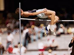La imagen del estadounidense Dick Fosbury de espaldas sobre la varilla en la final de salto de altura fue una de las más hermosas de los Juegos Olímpicos de México de 1968. AP