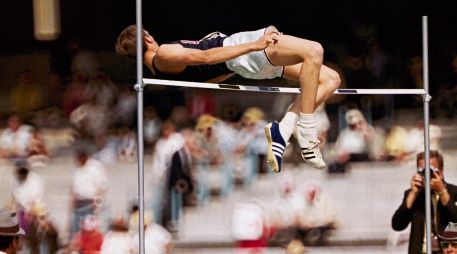La imagen del estadounidense Dick Fosbury de espaldas sobre la varilla en la final de salto de altura fue una de las más hermosas de los Juegos Olímpicos de México de 1968. AP