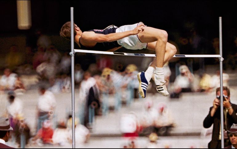 La imagen del estadounidense Dick Fosbury de espaldas sobre la varilla en la final de salto de altura fue una de las más hermosas de los Juegos Olímpicos de México de 1968. AP