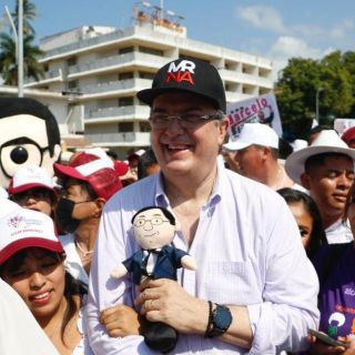 Marcelo Ebrard marcha para conmemorar el Día Internacional de la Mujer