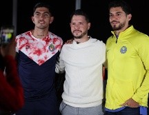 Víctor Guzmán y Henry Martín participaron en una dinámica con el periodista Pepe del Bosque. Twitter/@Chivas