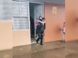 Elementos de Protección Civil de Pachuca, Hidalgo, apoyaron la evacuación de 48 niños de la escuela primaria Leonardo Domínguez, localizada en el fraccionamiento El Palmar. TWITTER