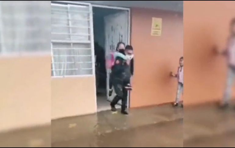 Elementos de Protección Civil de Pachuca, Hidalgo, apoyaron la evacuación de 48 niños de la escuela primaria Leonardo Domínguez, localizada en el fraccionamiento El Palmar. TWITTER