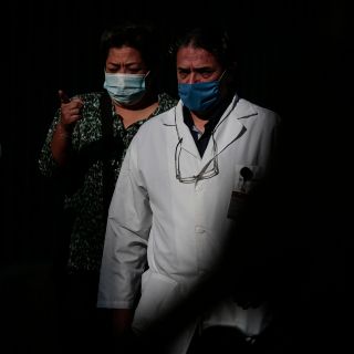 ¿Eres médico jubilado? Podrías trabajar en el IMSS y sin perder tu pensión