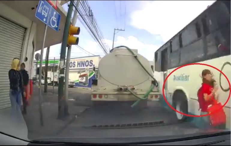 La mujer se llevó un doloroso golpe que pudo haber acabado en tragedia debido a la rapidez con la que circulaba el camión. ESPECIAL/CAPTURA DE VIDEO