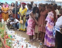 Familiares de los fallecidos y desaparecidos colocaron ofrendas en el lugar donde hallaron los cuerpos. AFP