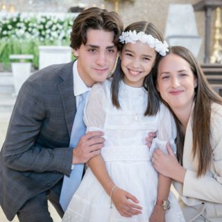 Inés Castellanos Salazar recibe su Primera Comunión