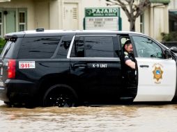 Se desbordó el río Pajaro y causó inundaciones. AP