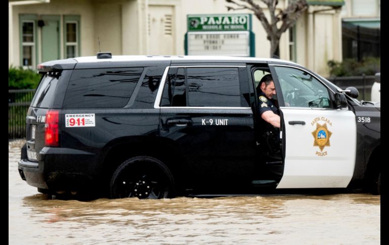 Se desbordó el río Pajaro y causó inundaciones. AP