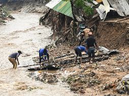 Un grupo de hombres rescatan partes de su hogar destruido por el ciclón en el sur de Malaui. AP