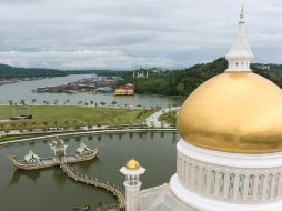Mezquitas doradas y letreros árabes reciben a los visitantes que ingresan a la pequeña nación de Brunéi.