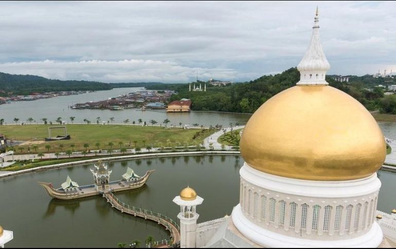 Mezquitas doradas y letreros árabes reciben a los visitantes que ingresan a la pequeña nación de Brunéi.