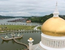 Mezquitas doradas y letreros árabes reciben a los visitantes que ingresan a la pequeña nación de Brunéi.