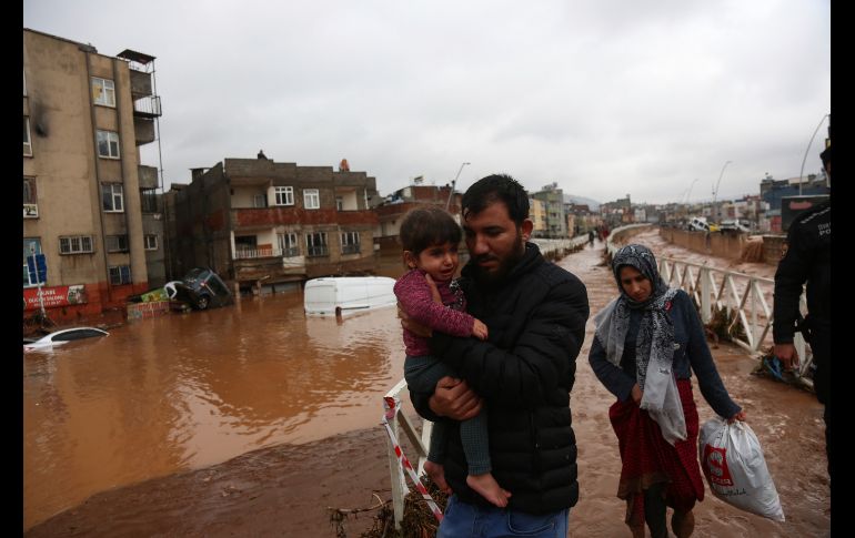 Miles de personas debieron ser evacuadas de hospitales y campamentos ante las inundaciones. AP/H. Akgun
