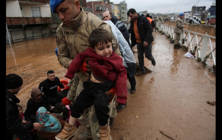 Miles de personas debieron ser evacuadas de hospitales y campamentos ante las inundaciones. AP/H. Akgun