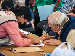 Es muy importante para los adultos mayores recoger su Tarjeta del Bienestar antes del 15 de marzo para continuar recibiendo la pensión de manera oportuna. EL INFORMADOR / ARCHIVO