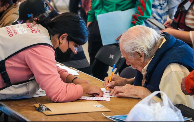 Es muy importante para los adultos mayores recoger su Tarjeta del Bienestar antes del 15 de marzo para continuar recibiendo la pensión de manera oportuna. EL INFORMADOR / ARCHIVO