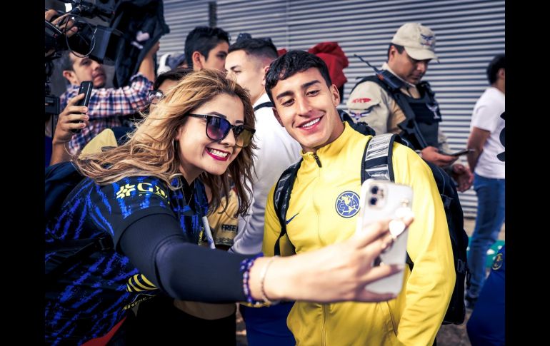 Gran número de aficionados se dieron cita para darle una cálida bienvenida al América. Twitter/@ClubAmerica