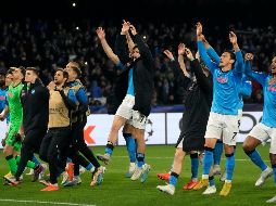 Jugadores del Napoli festejaron con su afición el boleto a cuartos de final. AP/Gregorio Borgia